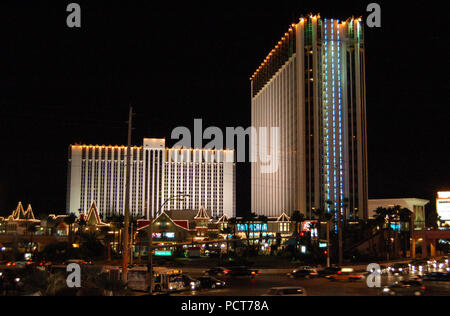 In der Nacht, die beleuchteten Türme der Tropicana Resort & Casino Aufstieg über den Palmen und Spitz, beleuchtete Dächer der Tahitan Hütten, die Einrichtung des Resorts. Stockfoto