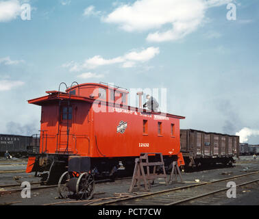 C&NW RR [d. h. Chicago und North Western Railroad], den letzten Schliff auf einem umgebauten Caboose im rip Tracks mit Vorbehalt Yard, Chicago, Illinois, April 1943 Stockfoto