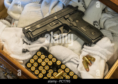Halbautomatische Pistole in Socke Fach, USA Stockfoto