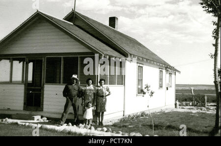 Zwei Frauen, Mann, und das Kind vor dem Haus ca 1936-1938 Stockfoto