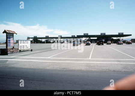 Ein Blick auf die Autos aufgereiht an der Tankstelle. Stockfoto