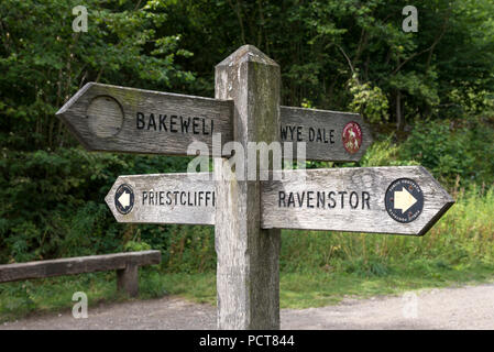 Holz- Wegweiser auf dem Weg zwischen Monsal Buxton und Bakewell im Peak District National Park, Derbyshire, England. Stockfoto