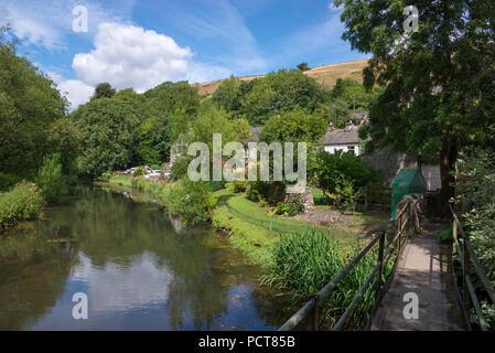 Fußgängerbrücke über den Fluss Wye an Litton Mühle in der Nähe Buxton in Derbyshire, England. Einen schönen Peak District Lage beliebt bei Wanderern. Stockfoto