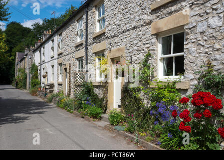 Schöne Reihe von Steinhäusern im Litton in der Nähe von Buxton, Nationalpark Peak District, Derbyshire, England. Stockfoto