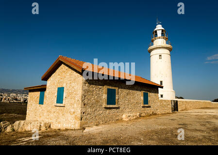 Ein Leuchtturm und ein Wächter Haus Ansicht im archäologischen Park Paphos, Zypern Stockfoto