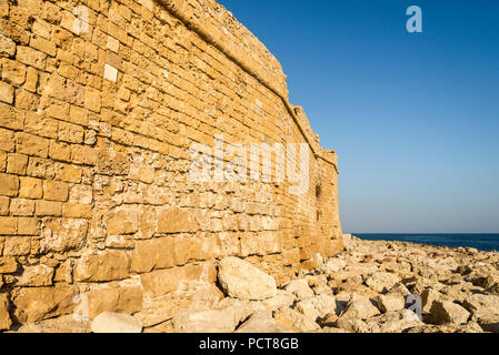 Rückseite Blick auf die historische Burg von Paphos, Zypern Stockfoto
