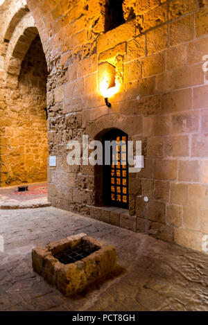 Eine nach innen gewölbte Halle und ein ehemaliger Gefängniszelle in Paphos Schloss Museum, Zypern Stockfoto