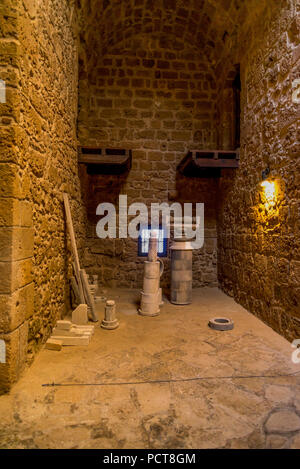 Eine Ausstellung von ein paar ausgegrabene Gegenstände in eines der Zimmer im Schloss museum Paphos, Zypern Stockfoto