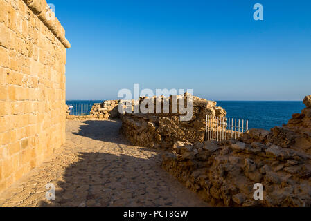 Blick auf die Burg von Paphos top mit Schutz Zäune und Reste der Burgmauern, Zypern Stockfoto