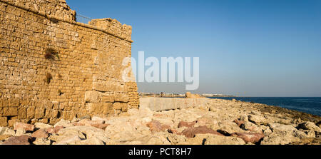 Panorama einer felsigen Strand und Paphos Schloss Rückwand, Zypern Stockfoto