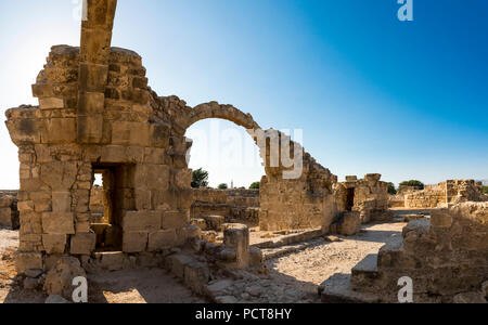 Gewölbte Eingangsbereiche in Saranta Kolones ausgegraben Burgruinen in archäologischen Park Paphos, Zypern Stockfoto