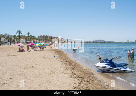 Sandstrand und Mar Menor am Playa Honda in Murcia, Spanien Stockfoto