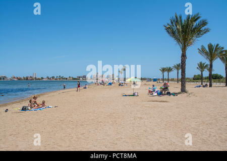 Sandstrand und Mar Menor am Playa Honda in Murcia, Spanien Stockfoto