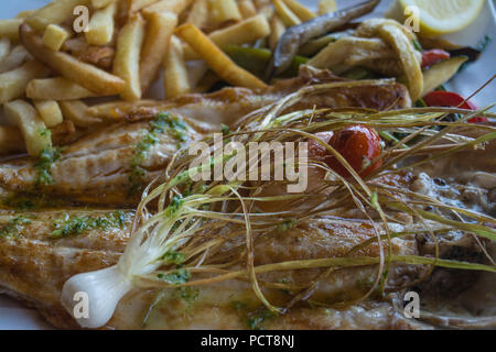 Platte von Turbut und Pommes mit Salat Zwiebeln garnieren im La Cala Restaurant in La Manga Golf Resort Murcia, Spanien Stockfoto
