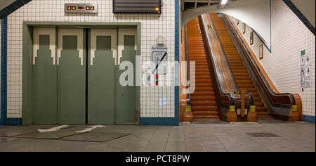 Heben und hölzerne Rolltreppen in den Sint-Anna Fußgängertunnel in Antwerpen, Belgien. Stockfoto