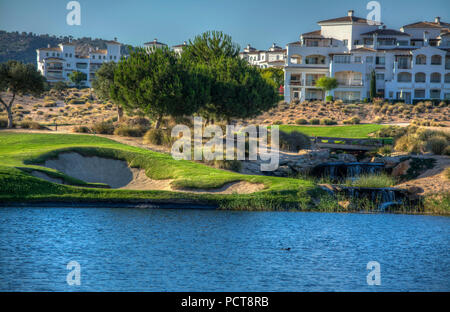 HDR-Bild der See und Wasserfall in der 7. Bohrung an der Hacienda Riquelme Golf Resort in Murcia, Spanien Stockfoto