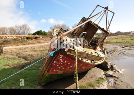 Heswall Boot Friedhof, verlassenen versenkt gebrochen Boot im Schlamm stecken auf dem Dee Estuary auf dem Wirral in der Nähe von sheldrakes Stockfoto