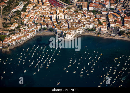 Bucht von Cadaques, Segelboote, Altstadt, Cap de Creus Naturpark, Cadaques, Costa Brava, Katalonien, Spanien Stockfoto