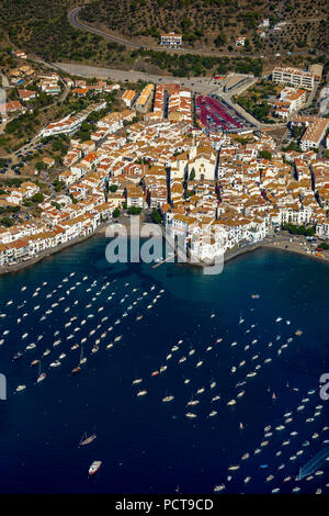Bucht von Cadaques, Segelboote, Altstadt, Cap de Creus Naturpark, Cadaques, Costa Brava, Katalonien, Spanien Stockfoto
