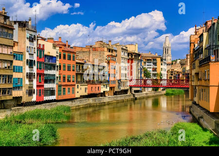 Rote Brücke über den Fluss Onyar von Eiffel gebaut, bunte Fassaden über Onyar Fluss, Girona, Katalonien, Spanien Stockfoto