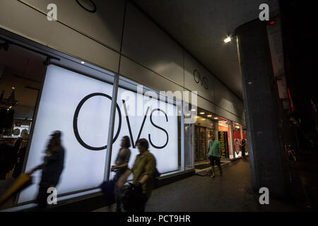 Belgrad, SERBIEN - Juli 24, 2018: OVS-Logo auf ihren wichtigsten Store Belgrad. OVS ist eine italienische Einzelhandel Mode Marke, die sich alle auf der Welt Bild Stockfoto