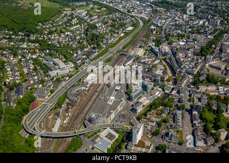 Siegen Bahnhof und B62 n Hüttentalstraße Straße, Siegen, Siegen-Wittgenstein (Kreis), Arnsberg (Region), Nordrhein-Westfalen (NRW), Deutschland Stockfoto