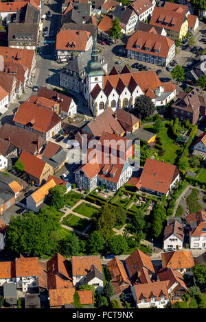 Drostenhaus mit Drostengarten, das historische Rathaus der Stadt Rietberg, Katholische Pfarrkirche St. Johannes der Täufer, Rietberg, Ostwestfalen, NRW, Deutschland Stockfoto