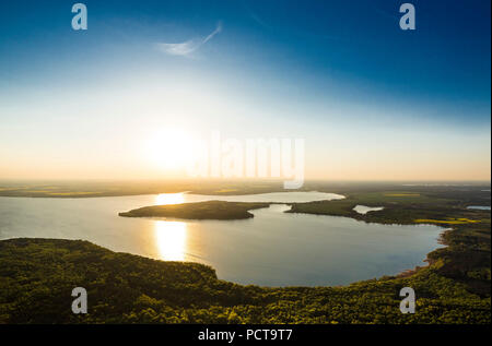 Plauer See in der Abendsonne in der Nähe von Malchow, Mecklenburgische Seenplatte, Mecklenburg-Vorpommern, Deutschland Stockfoto