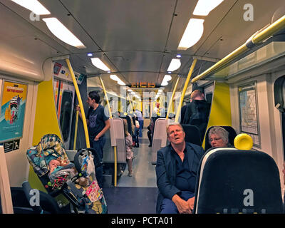 Innenraum eines Merseyrail Wirral Linie Zug, Liverpool, Merseyside, Region North West England, Großbritannien Stockfoto