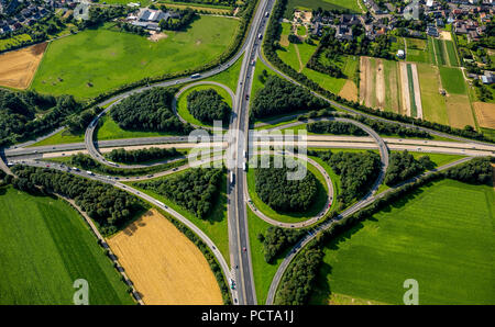 Luftbild, Autobahnkreuz Mönchengladbach Interchange, A61 und A52 Autobahnen (Autobahnen), Kleeblatt Interchange, Straßenverkehr, Mönchengladbach, Niederrhein, Nordrhein-Westfalen, Deutschland Stockfoto