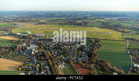 Luftbild, Flughafen Essen-Mülheim, Blick von Norden über Tower und geparkte Flugzeuge, Mülheim, Ruhrgebiet Stockfoto