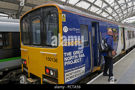 Northern Railway Train, DMU, Lime Street Railway Station, Liverpool, Merseyside, Nordwestengland, Großbritannien, Mit Zugführer Stockfoto