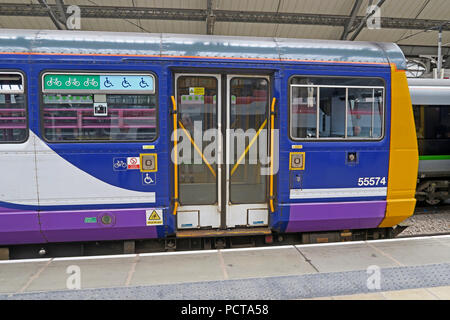 Northern Railway Pacer Zug, DMU, Bahnhof Lime Street, Liverpool, Merseyside, North West England, Großbritannien Stockfoto