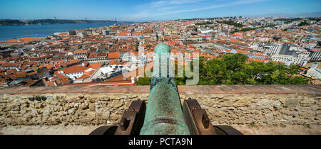 Mittelalterliche Kanone, Blick von der Burg Castelo de São Jorge in der Altstadt von Lissabon, Lissabon, in Lissabon, Portugal, Europa Stockfoto