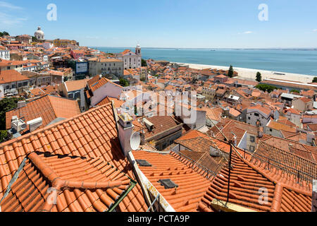 Blick über die roten Dächer von Lissabon auf die Kathedrale Sé, Lissabon, Lissabon, Portugal, Europa Stockfoto