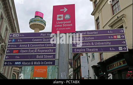 Liverpool touristische Beschilderung und Radio City Tower, Church Street, Liverpool, Merseyside, North West England, UK, L1 3AY Stockfoto