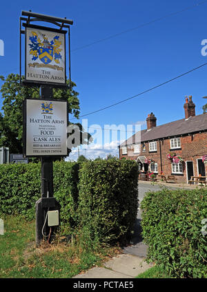 Das Hatton Arme Grad II Pub Bar, Hatton Dorf, in der Nähe von Warrington, Cheshire, North West England, UK aufgeführt Stockfoto