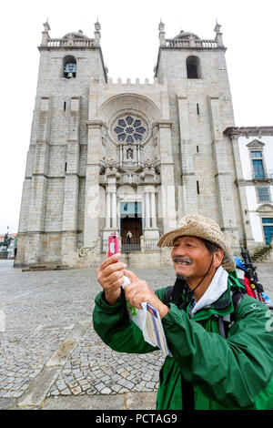 Pilger aus Brasilien fotografiert vor der Kathedrale, da Sé Kathedrale, Barredo Viertel, UNESCO-Weltkulturerbe, Porto, Porto District, Portugal, Europa Stockfoto