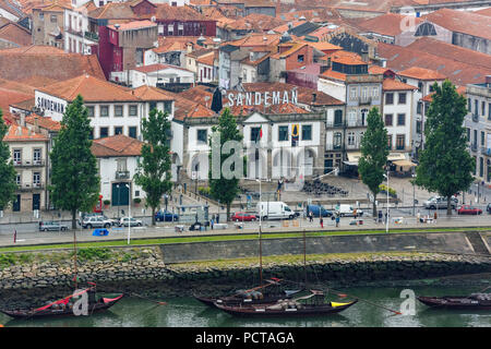 Blick über den Fluss Douro oder Duero zum Bezirk Gaia, Vila Nova de Gaia, Sandeman, Weingut mit Kellerei, Portwein, Oporto, Porto, Portugal, Europa Stockfoto