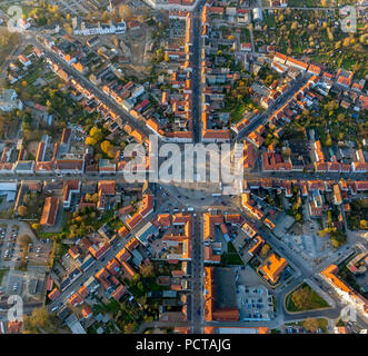 Neustrelitz Markt Platz mit Kreisverkehr, Quadrat mit 8 Achsen und dem Kreisverkehr, Stadtplanung, quadratische Marktplatz, acht Straßen auf dem Markt führt zu den wichtigsten Richtungen und seitlichen Richtungen, Rathaus und Stadtkirche, Neustrelitz, Mecklenburgische Seenplatte, Müritz, Mecklenburg-Vorpommern, Deutschland Stockfoto