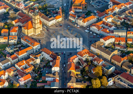 Neustrelitz Markt Platz mit Kreisverkehr, Quadrat mit 8 Achsen und dem Kreisverkehr, Stadtplanung, quadratische Marktplatz, acht Straßen auf dem Markt führt zu den wichtigsten Richtungen und seitlichen Richtungen, Rathaus und Stadtkirche, Neustrelitz, Mecklenburgische Seenplatte, Müritz, Mecklenburg-Vorpommern, Deutschland Stockfoto