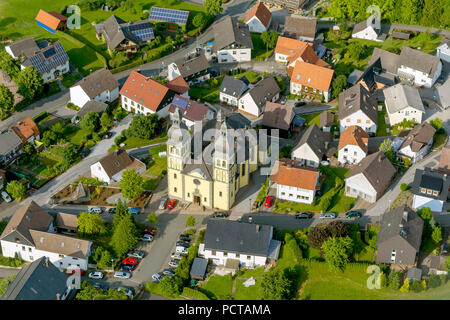 St. Maria Magdalena mit zwei gelben Türmen, Padberg, Marsberg, Sauerland, Hochsauerlandkreis, Nordrhein-Westfalen, Deutschland, Europa Stockfoto