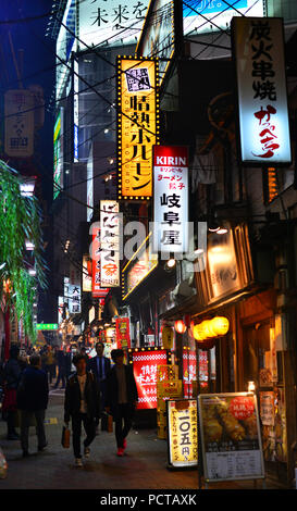 Nachtleben in Tokio. Kleine und beliebte Restaurants entlang Omoide Yokochō Lane in Shinjuku district Stockfoto