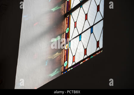 Kirche, im Innenbereich, Detail, Glasfenster, Beleuchtung, Reflexion, Stockfoto