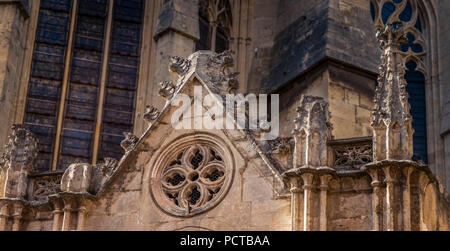 Detail der Saint Just und Saint Pasteur Kathedrale im gotischen Stil, der Bau begann im Jahre 1272 Stockfoto