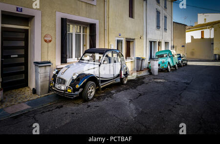 Zwei alte Citroen 2 CV in Nissan Stockfoto