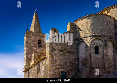 Église Saint Jean l'Évangéliste in Ouveillan. Die heutige Kirche stammt aus dem 12. Jahrhundert und ist im römischen Stil gebaut Stockfoto