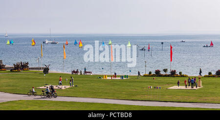 Schweiz, Kanton Thurgau, Bodensee, Arbon, Seepromenade, Park, Radfahrer, Spielplatz, Segelboote Stockfoto