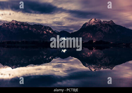 Allgäuer Alpen in der Nacht vom Ufer des Lake Forggensee am Festspielhaus Füssen, Deutschland, Bayern, Allgäu Stockfoto