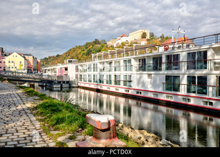 Viking Jarl, Kreuzfahrtschiff, Blick auf die Donau, die Veste Oberhaus, Passau, Niederbayern, Bayern, Deutschland, Europa, Stockfoto